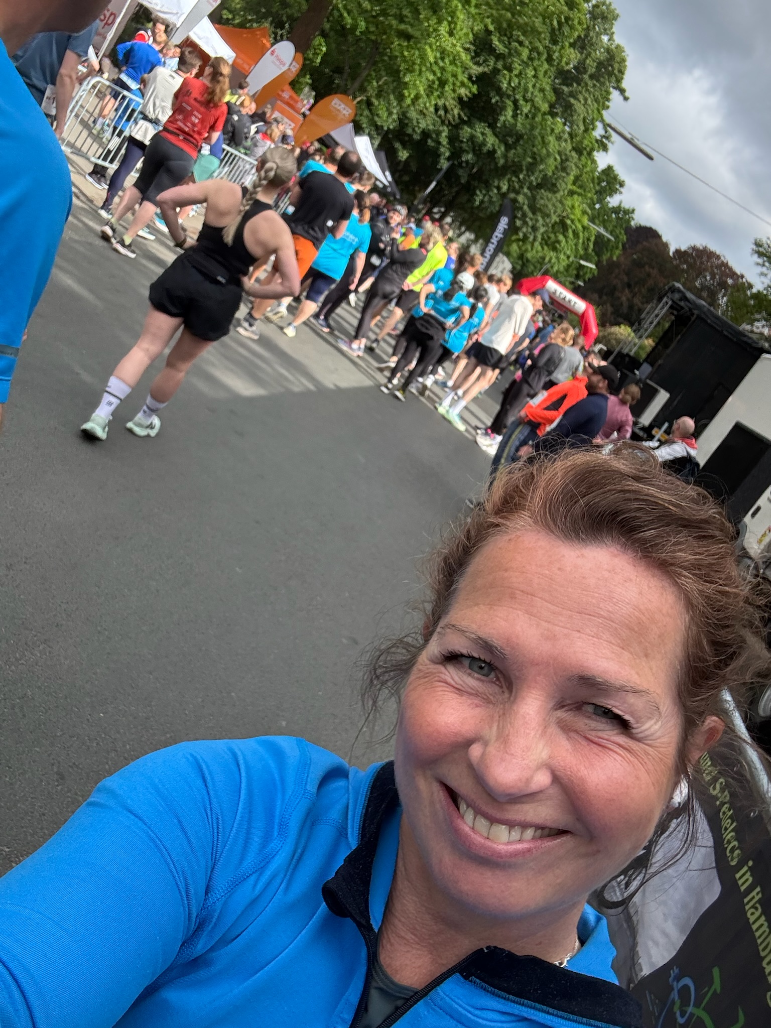 Sportliche Frau ab 50 beim Lauftraining in Bergedorf mit Coach