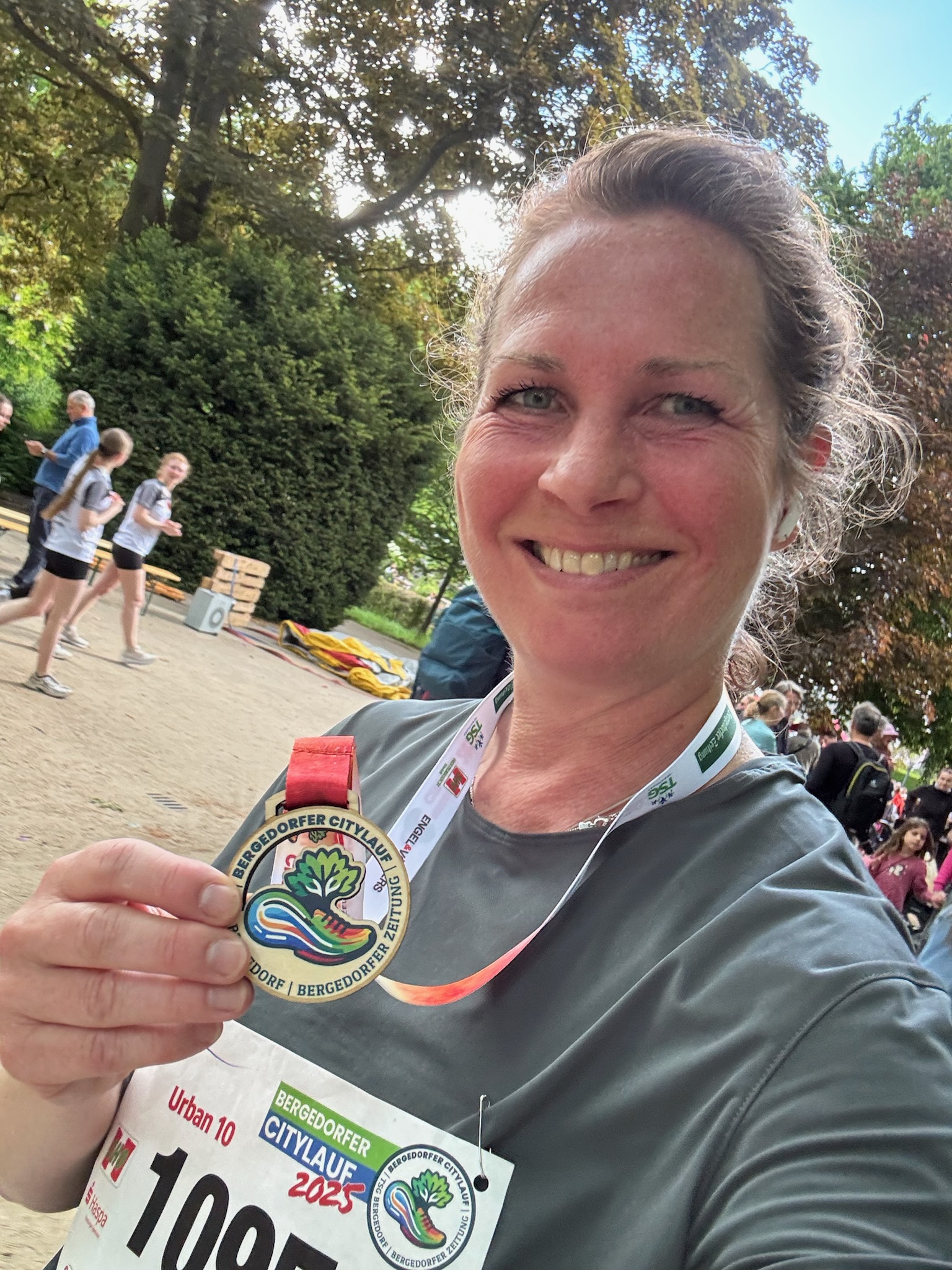Kristin mit Medaille beim Bergedorfer Citylauf