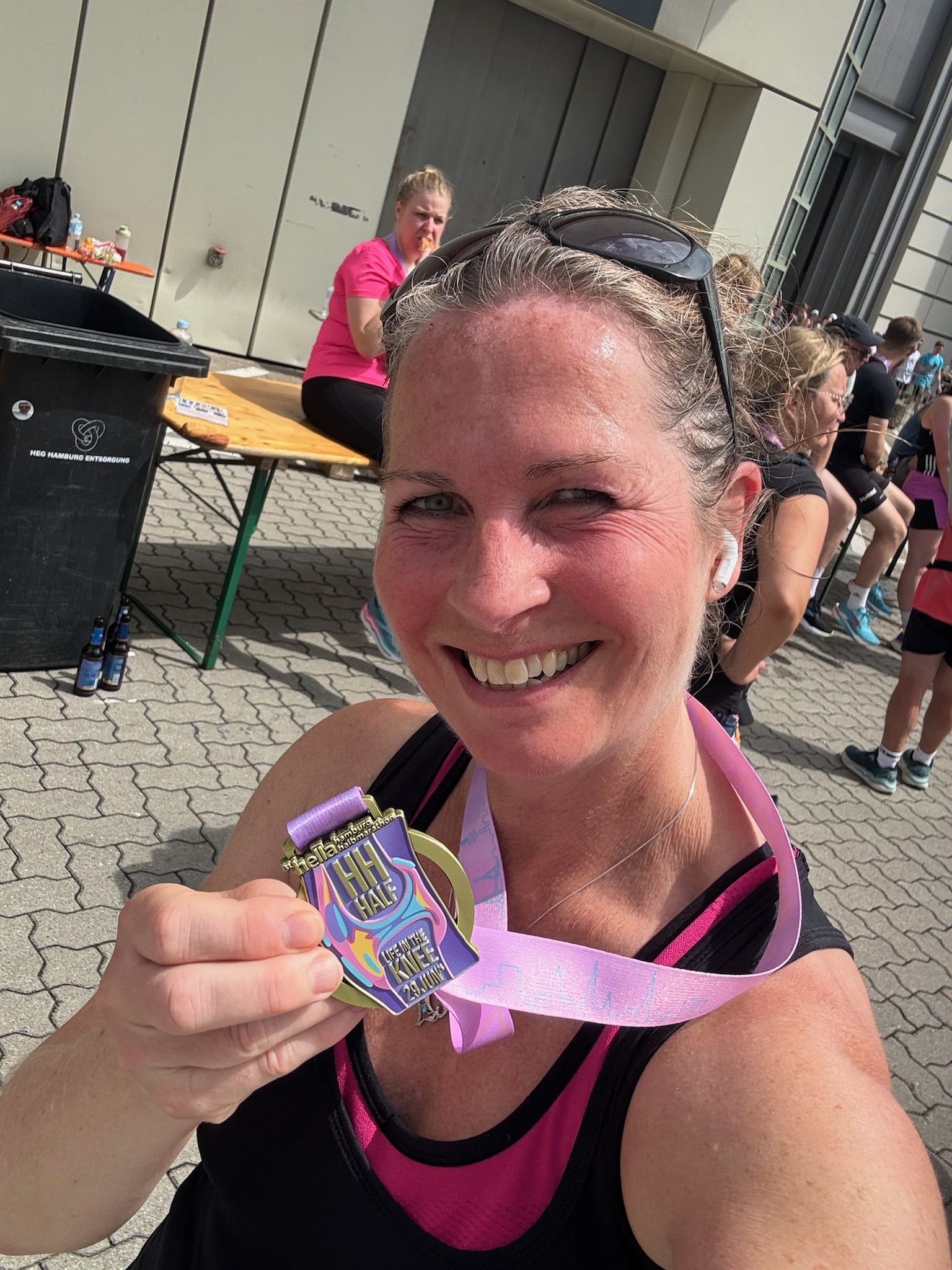 Kristin mit Medaille nach dem Kiel Halbmarathon